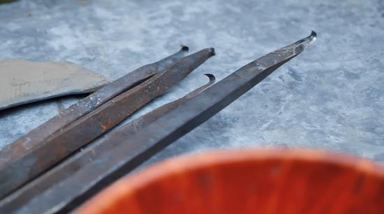 扎西巴珠自制的各種刀頭。新華網(wǎng) 旦增努布攝